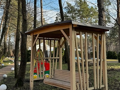 Гойдалка в заміському комплексі Tysha Forest Club в селі Романків біля Києва 