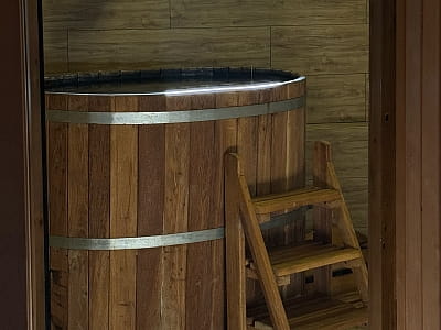 Купіль біля лазні в заміському комплексі Tysha Forest Club в селі Романків біля Києва 