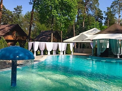 Літній басейн в заміському комплексі Tysha Forest Club в селі Романків біля Києва