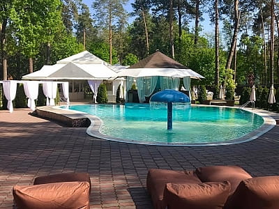 Відпочинок у Tysha Forest Club – шале, басейн, лазня та BBQ