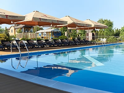  Wish Aqua & SPA Resort пропонує декілька відкритих басейнів із мінеральною водою Юрського горизонту, яка проходить п’ятирівневе очищення. 