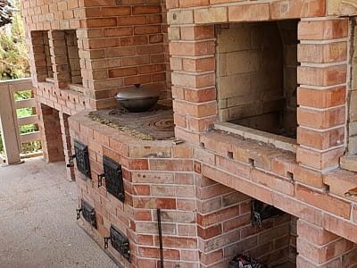 Зона мангалів в заміському комплексі "Затишна садиба" в Житомирській області