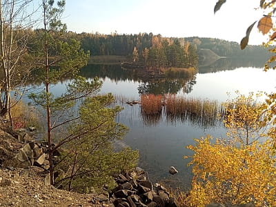 Мальовничий кар’єр у селі Базальтове з унікальними базальтовими стовпами та смарагдовим озером — ідеальне місце для відпочинку та риболовлі.