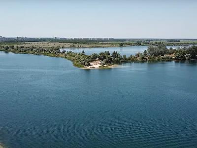 Блакитне озеро в Єлизаветівці — чиста вода, пляжі, риболовля та розваги поруч із Кам'янським. Ідеальне місце для літнього відпочинку на природі.