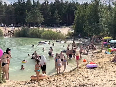 Блакитні озера в селі Собківка — мальовнича локація в сосновому лісі Полтавщини з піщаними пляжами, риболовлею та бірюзовою водою в старому кар'єрі.