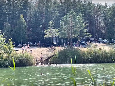 Блакитні озера в селі Собківка — мальовнича локація в сосновому лісі Полтавщини з піщаними пляжами, риболовлею та бірюзовою водою в старому кар'єрі.