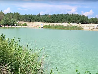 Блакитні озера в селі Собківка — мальовнича локація в сосновому лісі Полтавщини з піщаними пляжами, риболовлею та бірюзовою водою в старому кар'єрі.