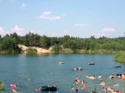 Блакитні озера під Світловодськом — ідеальне місце для купання, риболовлі та відпочинку серед соснового лісу з чистою водою бірюзового кольору.