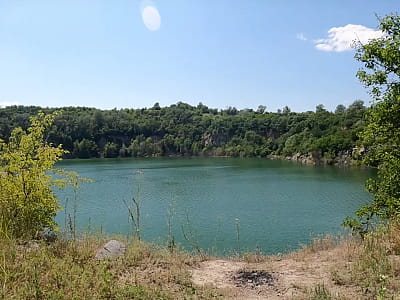 Зануртесь у красу Чикалівського кар’єру — прозора вода, скелі, рибалка, скелелазіння, байдарки та дикі пейзажі посеред природи Полтавщини.