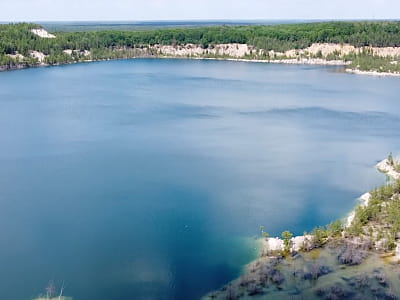 Серед соснових лісів Житомирщини, неподалік села Діброва, заховався один із найатмосферніших природних куточків регіону — Дібровський гранітний кар’єр.