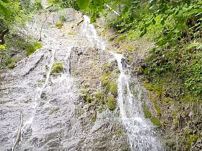 Дикий семикаскадний водоспад Дзеркальний у селі Соколівка: маршрут, цікаві факти, легенда скелі Дзеркало, чим зайнятись та як дістатися.
