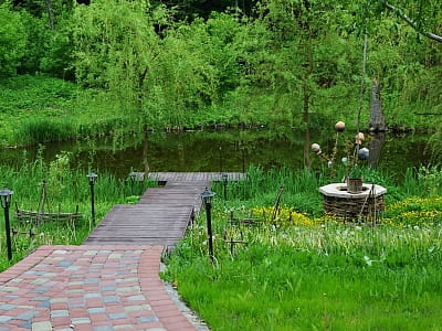 Озеро в заміському готельно-ресторанному комплексі «Джерело» в Київській області