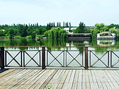 Озеро в заміському готельно-ресторанному комплексі «Джерело» в Київській області
