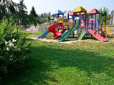 Дитячий майданчик в заміському готельно-ресторанному комплексі «Джерело» в Київській області