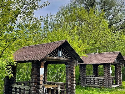 Альтанки в заміському готельно-ресторанному комплексі «Джерело» в Київській області
