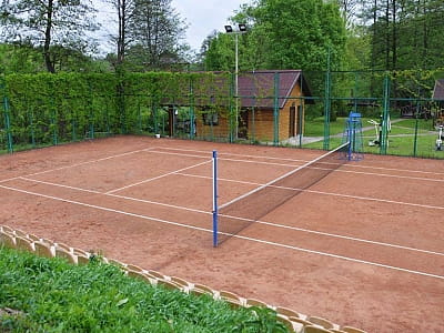 Поле для гри в великий теніс в заміському готельно-ресторанному комплексі «Джерело» в Київській області