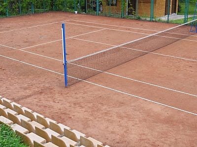 Поле для гри в великий теніс в заміському готельно-ресторанному комплексі «Джерело» в Київській області