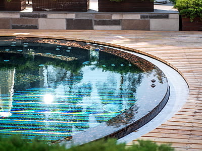 Джакузі на відкритому повітрі в заміському комплексі Grand Admiral Resort & SPA в місті Ірпінь біля Києва
