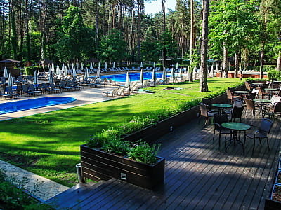 У Grand Admiral Resort & SPA на гостей чекають чотири відкриті басейни: 18-метровий із підігрівом і протитечією, два дитячі басейни з підігрівом та басейн для малюків глибиною 0,4 м. 