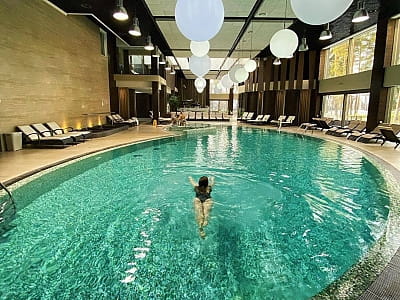 Критий басейн 123 м2 з чистою блакитною водою в заміському комплексі Grand Admiral Resort & SPA в місті Ірпінь біля Києва