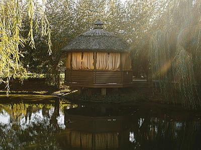 альтанки над озером в заміському комплексі «Княжий Двір» в селі Княжичі Київської області