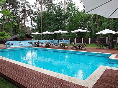 У заміському комплексі Victoria Park Hotel у Бучі на гостей чекає відкритий басейн, оточений зеленими насадженнями. 