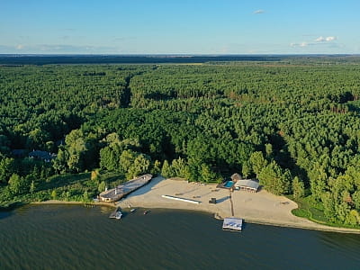 Secret Resort Club — затишний курорт біля Дніпра з еко-бунгало, пляжем, SPA, басейном, спортмайданчиками та розвагами серед природи.