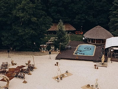 Secret Resort Club — затишний курорт біля Дніпра з еко-бунгало, пляжем, SPA, басейном, спортмайданчиками та розвагами серед природи.