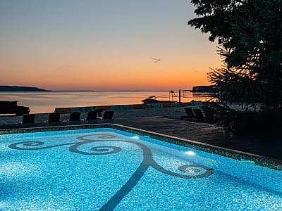 Відкритий басейн з підігрівом в заміському комплексі Secret Resort Club в Київській області