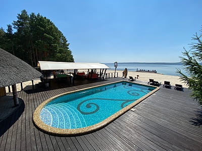 Відкритий басейн з підігрівом в заміському комплексі Secret Resort Club в Київській області