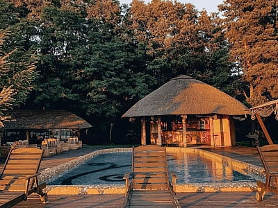 Відкритий басейн з підігрівом в заміському комплексі Secret Resort Club в Київській області