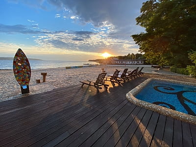 Відкритий басейн з підігрівом та пляж в заміському комплексі Secret Resort Club в Київській області