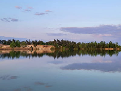 Сопачівський кар’єр на Рівненщині — мальовнича водойма зі смарагдовою водою для купання, рибалки та відпочинку серед лісів і природних красот.