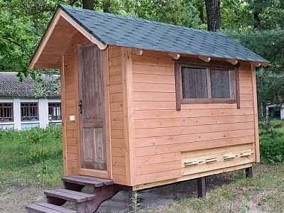 Апібудинок у «Зачарованому озері» — це унікальний спосіб оздоровлення без укусів: ви відпочиваєте на лежаку над вуликами, вдихаючи аромат меду, прополісу та трав. 