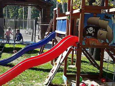 дитячий майданчик в заміському комплексі «Золотий дуб» біля Києва