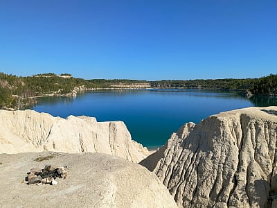 Дружбівський кар'єр з бірюзовою водою у Житомирській області