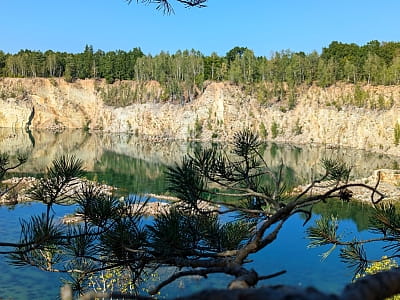 Незрівнянний Дружбівський кар'єр для купання та пляжного відпочинку з бірюзовою водою у Житомирській області, селище Дружба, неподалік Варшавської траси.