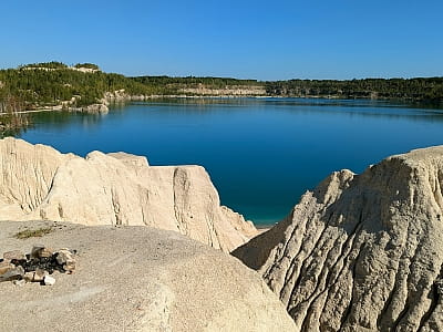 Дружбівський кар'єр з бірюзовою водою у Житомирській області.