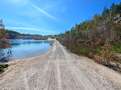Дружбівський кар'єр для купання з бірюзовою водою у Житомирській області, селище Дружба, неподалік Варшавської траси.