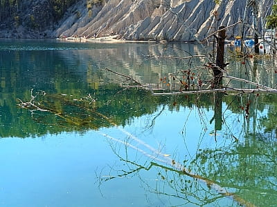 Дружбівський кар'єр для купання з бірюзовою водою у Житомирській області, неподалік Варшавської траси