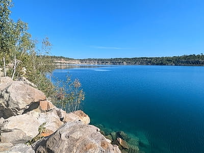 Популярний Дружбівський кар'єр для купання та пляжного відпочинку з бірюзовою водою у Житомирській області, селище Дружба, неподалік Варшавської траси.
