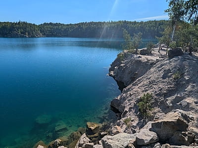 Дружбівський кар'єр для пляжного відпочинку з бірюзовою водою у Житомирській області, селище Дружба, неподалік Варшавської траси
