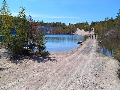 Дружбівський кар'єр з бірюзовою водою у Житомирській області