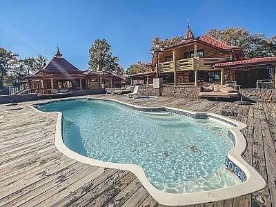  Заміський комплекс Fort Pirnov Park розташований у селі Пірнове на березі річки Десна, серед столітніх дубів — ідеальне місце для спокійного відпочинку та перезавантаження.