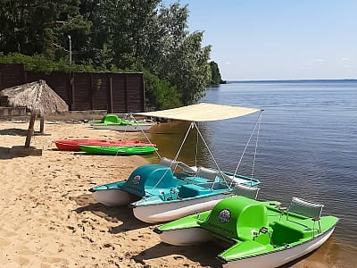 катамарани в заміському комплексі Glibivka Family Park в селі Глібівка на березі Київського моря