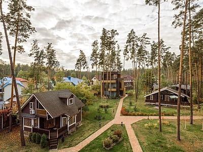 Glibivka Family Park — сучасний заміський відпочинковий комплекс, що знаходиться серед соснового лісу на узбережжі Київського моря, всього за годину від Києва. 