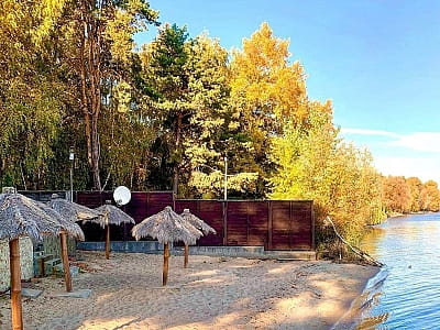 пляж в заміському комплексі Glibivka Family Park в селі Глібівка на березі Київського моря