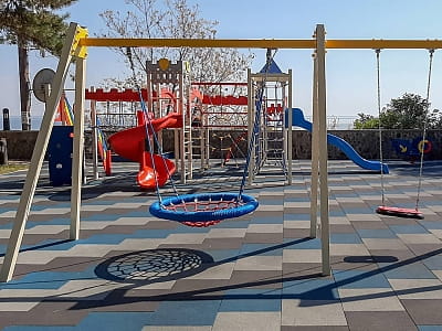 дитячий майданчик в заміському комплексі Glibivka Family Park в селі Глібівка на березі Київського моря