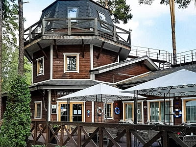 ресторан "Маяк" в заміському комплексі Glibivka Family Park в селі Глібівка на березі Київського моря