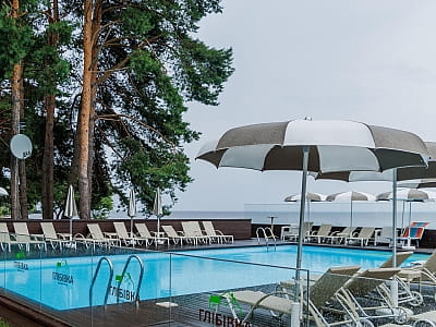 Літні відкриті басейни в заміському комплексі Glibivka Family Park в селі Глібівка на березі Київського моря